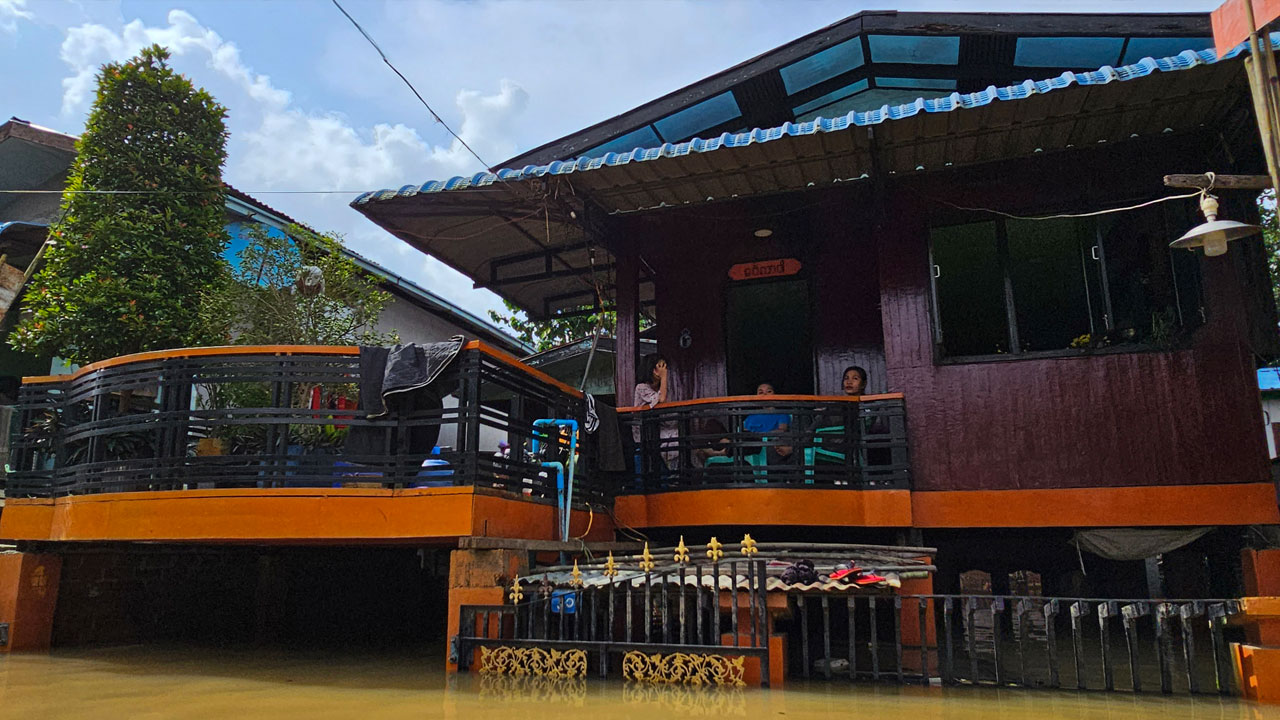 ပဲခူးမြစ်ရေလျှံပြီး ပဲခူးမြို့ပေါ် ရပ်ကွက်တချို့ ရေကြီးရေလျှံမှုဖြစ်ပေါ်နေသည်ကို ၂၀၂၃ ခုနှစ်၊ သြဂုတ်လ ၁၃ ရက်‌နေ့က တွေ့ရစဉ်။ (Photo: RFA)