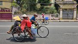 ဝမ်းရေးအတွက် နေအပူကို အန်တုနေကြရသူများ