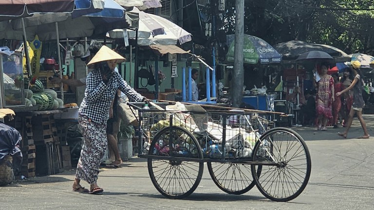 ရန်ကုန်မြို့ လမ်းမများပေါ်တွင် အလုပ်လုပ်နေကြသူများအား ၂၀၂၄ ခုနှစ် ဧပြီလ ၃၀ ရက်နေ့က တွေ့ရစဥ်။ (Photo: RFA)