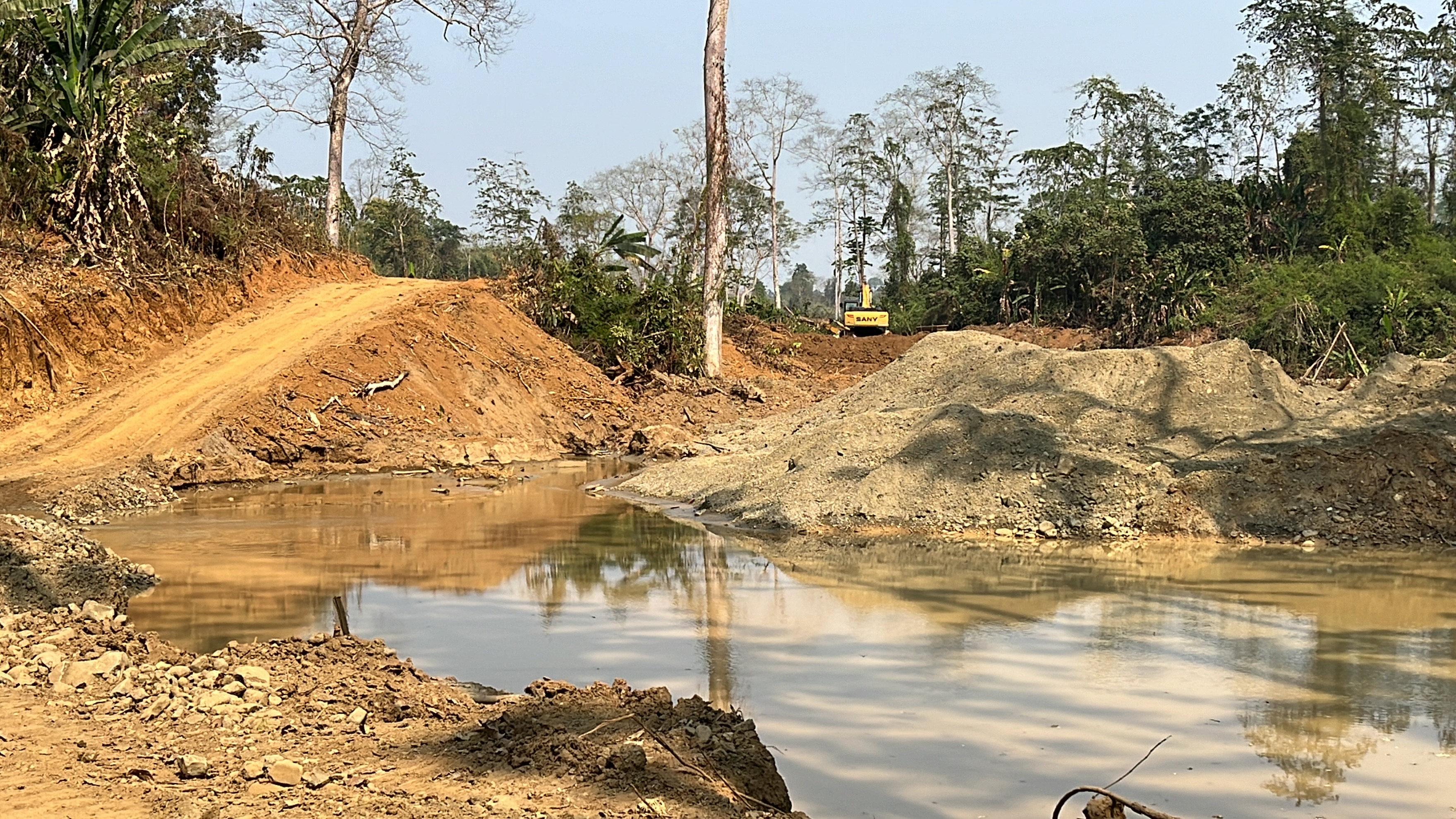 ကချင်ပြည်နယ်၊ မိုးညှင်းမြို့နယ်၊ အင်းတော်ကြီးဒေသ၊ မိုင်းနောင်ရွာမှ တစ်နာရီနီးပါး သွားရသည့် ကချင်လွတ်မြောက်ရေးတပ်မတော် (KIA) ထိန်းချုပ်မှုအောက်မှ ရွှေဖြူချောင်း ရွှေလုပ်ကွက်တစ်ခုကို ၂၀၂၃ ခုနှစ်၊ မတ်လ ၁၂ ရက်နေ့က တွေ့ရစဉ်။ (Photo: RFA)