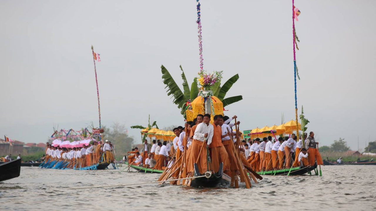 ၂၀၂၃ ခုနှစ်၊ အောက်တိုဘာလ ၁၉ ရက်နေ့က ရှမ်းပြည်နယ်တောင်ပိုင်း ညောင်ရွှေမြို့ အင်းလေးကန်အနီးတစ်ဝိုက်ရွာများသို့  အင်းလေးဖောင်တော်ဦးဘုရား ကြွချီအပူဇော်ခံစဉ်။ (Photo: RFA)