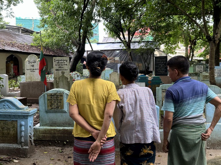 ဦးရာဇတ်နှင့် ရဲဘော် ကိုထွေး အုတ်ဂူအား ၂၀၂၄ ခုနှစ်၊ ဇူလိုင်လ ၁၉ ရက်၊ ၇၇ နှစ်မြောက် အာဇာနည်နေ့က လာရောက်ဂါရဝပြုကြသူများအား တွေ့ရစဉ်။ (RFA Photo)