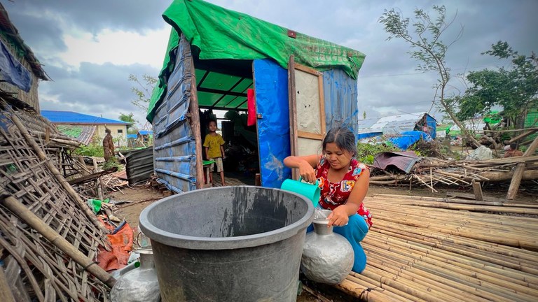 စစ်တွေမြို့ပေါ်က ဝိဘဇ္ဇဝါဒီ စစ်ဘေးဒုက္ခသည်စခန်းမှာ ခိုလှုံနေသူတစ်ဦး ရေခပ်နေတာကို ၂၀၂၃ ခုနှစ် ဇွန်လ ၉ ရက်နေ့က တွေ့ရစဉ်။ (Photo : RFA)