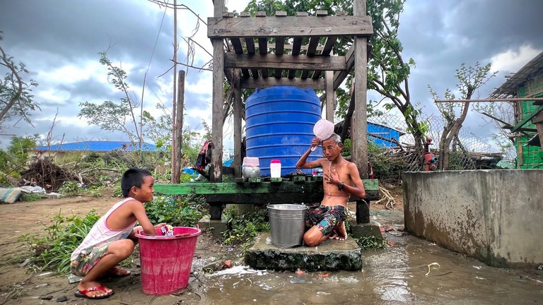 စစ်တွေမြို့ပေါ်က ဝိဘဇ္ဇဝါဒီ စစ်ဘေးဒုက္ခသည်စခန်းမှာ ခိုလှုံနေသူ နှစ်ဦးကို ၂၀၂၃ ခုနှစ် ဇွန်လ ၉ ရက်နေ့က တွေ့ရစဉ်။ (Photo : RFA)
