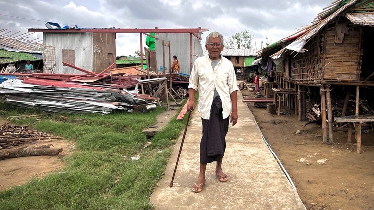 စစ်တွေမြို့ပေါ်က ဝိဘဇ္ဇဝါဒီ စစ်ဘေးဒုက္ခသည်စခန်းမှာ ခိုလှုံနေသူ တစ်ဦးကို ၂၀၂၃ ခုနှစ် ဇွန်လ ၉ ရက်နေ့က တွေ့ရစဉ်။ (Photo : RFA)