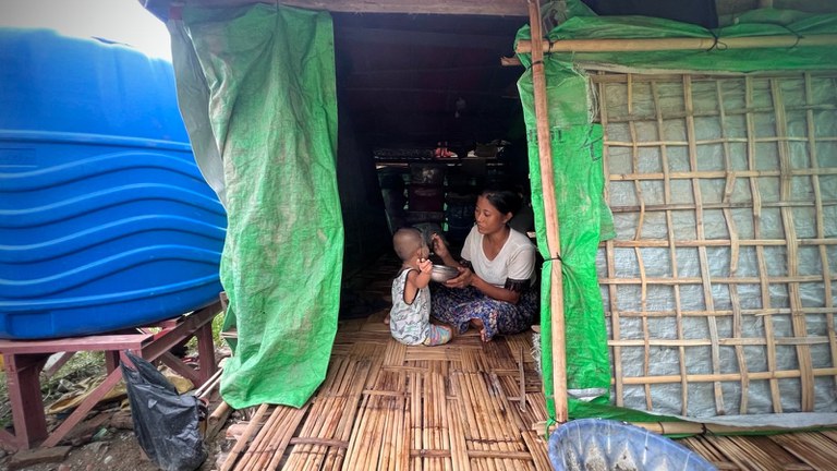 စစ်တွေမြို့ပေါ်က ဝိဘဇ္ဇဝါဒီ စစ်ဘေးဒုက္ခသည်စခန်းမှာ ခိုလှုံနေတဲ့ မိသားစုကို ၂၀၂၃ ခုနှစ် ဇွန်လ ၉ ရက်နေ့က တွေ့ရစဉ်။ (Photo : RFA)