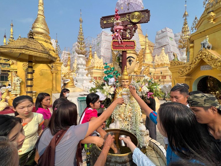 ရွှေတိဂုံစေတီတော်ရှိ မွေးနေ့နာမ်ထောင့်တွင် ရေသပ္ပာယ်နေကြသူများကို  ၂၀၂၃ ခုနှစ် ဧပြီလ ၁၇ ရက်နေ့  မြန်မာနှစ်ဆန်းတစ်ရက်နေ့က တွေ့ရစဉ်။ (Photo: RFA)