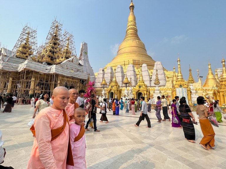 ဘုရားလာရောက်ဖူးမြော်ကြသူများကို ရွှေတိဂုံစေတီရင်ပြင်တော်တွင် ၂၀၂၃ ခုနှစ် ဧပြီလ ၁၇ ရက်နေ့  မြန်မာနှစ်ဆန်းတစ်ရက်နေ့က တွေ့ရစဉ်။ (Photo: RFA)