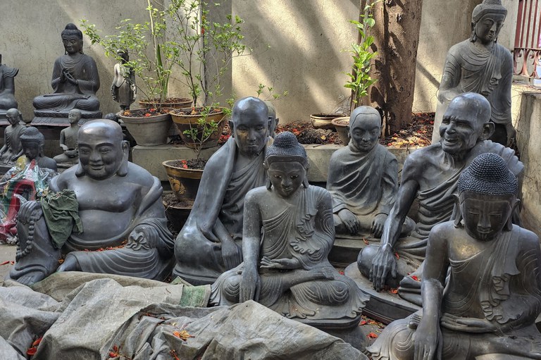 မန္တလေးတိုင်း ချမ်းမြသာစည်မြို့နယ် တမ္ပဝတီအရပ်တွင် ကြေးသွန်းပစ္စည်းများ ပြုလုပ်နေသည်ကို ၂၀၂၃ ခုနှစ် ဇူလိုင်လ ၇ ရက်နေ့က တွေ့ရစဉ်။ (Photo: RFA)