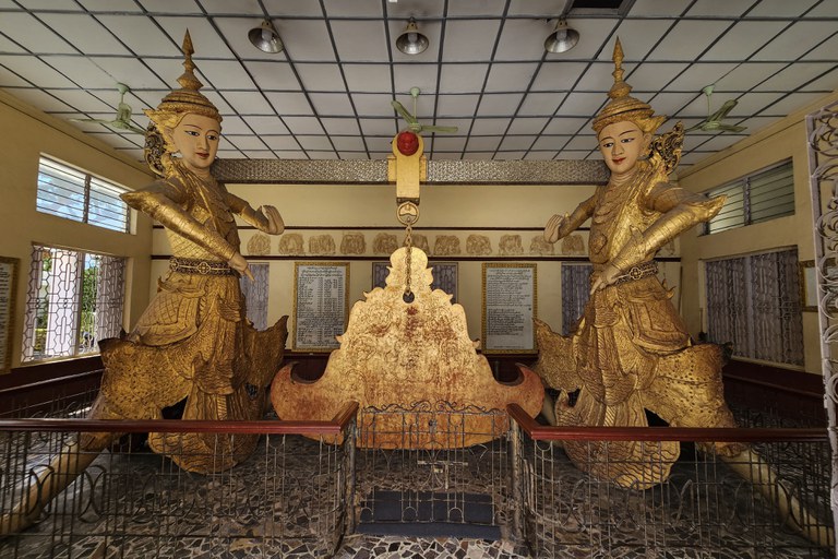 မန္တလေးတိုင်း ချမ်းမြသာစည်မြို့နယ် တမ္ပဝတီအရပ်တွင် ကြေးသွန်းပစ္စည်းများ ပြုလုပ်နေသည်ကို ၂၀၂၃ ခုနှစ် ဇူလိုင်လ ၇ ရက်နေ့က တွေ့ရစဉ်။ (Photo: RFA)