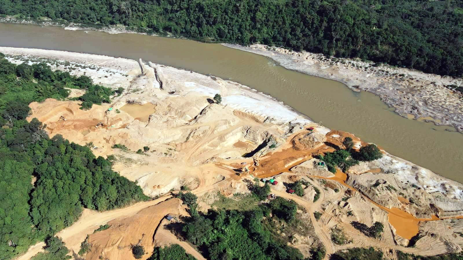 မြန်မာနိုင်ငံမှာ စစ်တပ်က အာဏာသိမ်းပြီးနောက် ကချင်ပြည်နယ် မြစ်ဆုံဒေသတဝိုက်မှာသာမက ဧရာဝတီ မြစ်ကြောင်း တစ်လျှောက်မှာလည်း အလားတူ ရွှေတူးဖော်တာတွေ ပိုမိုတွေ့လာရတယ်လို့ ဒေသခံတွေက ပြောပါတယ်။