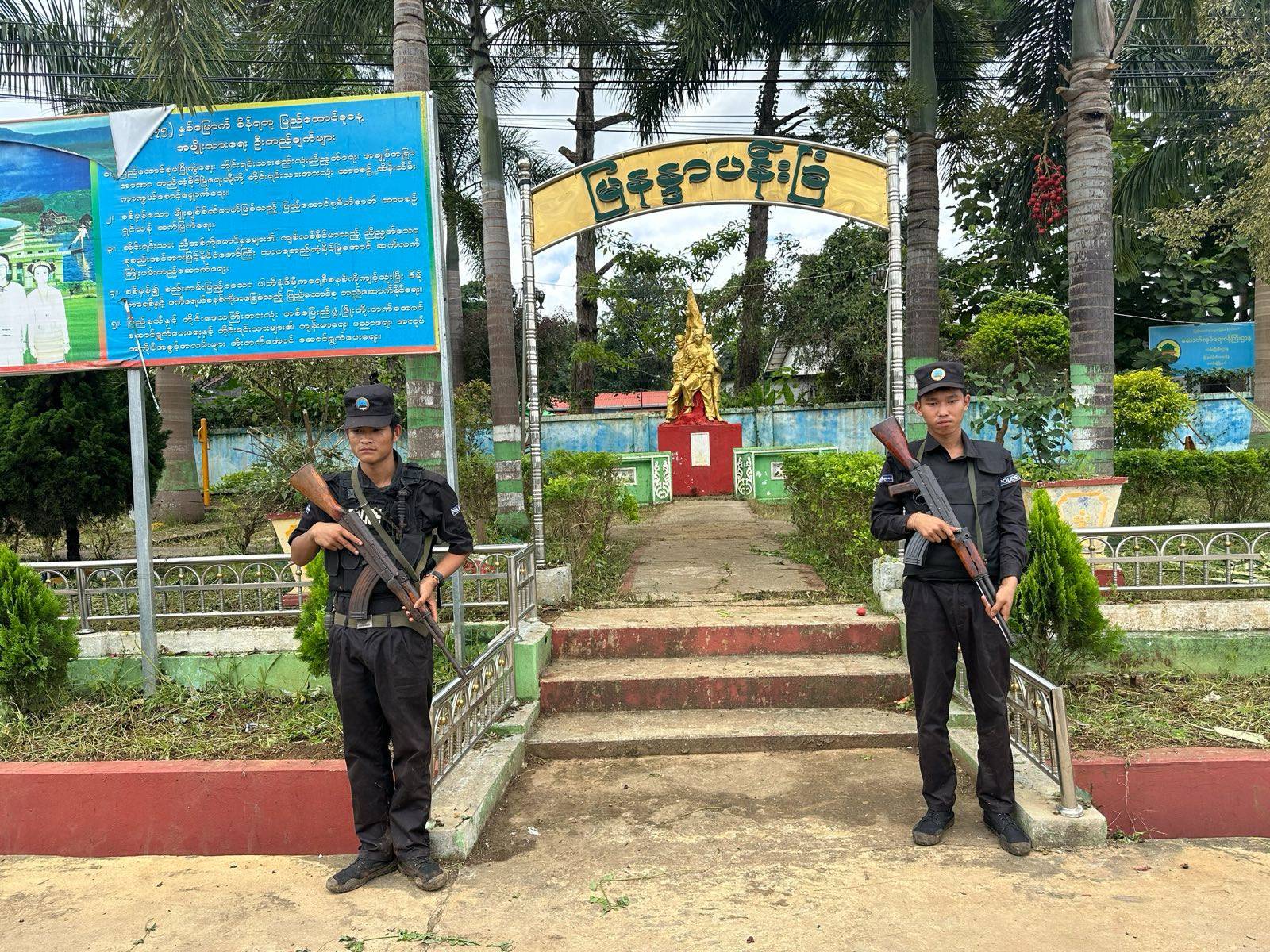 ရှမ်းပြည်နယ်မြောက်ပိုင်း နောင်ချိုမြို့တွင် လုံခြုံ‌ရေးယူပေးနေသည့် TNLA တပ်ဖွဲ့ဝင်အချို့အား ၂၀၂၄ ခုနှစ်၊ သြဂုတ်လ ၂၈ ရက်နေ့က တွေ့ရစဉ်။ (Photo: RFA)