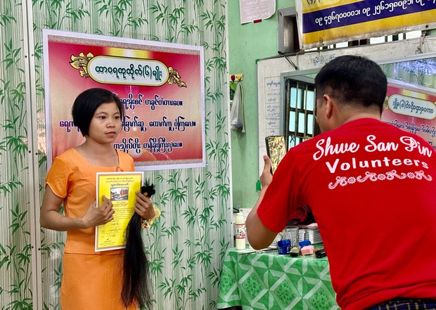 နှစ်ကူးကာလ ဆံနွယ်လှူကြသူများ နှစ်ကူးကာလ ဆံနွယ်လှူကြသူများ
