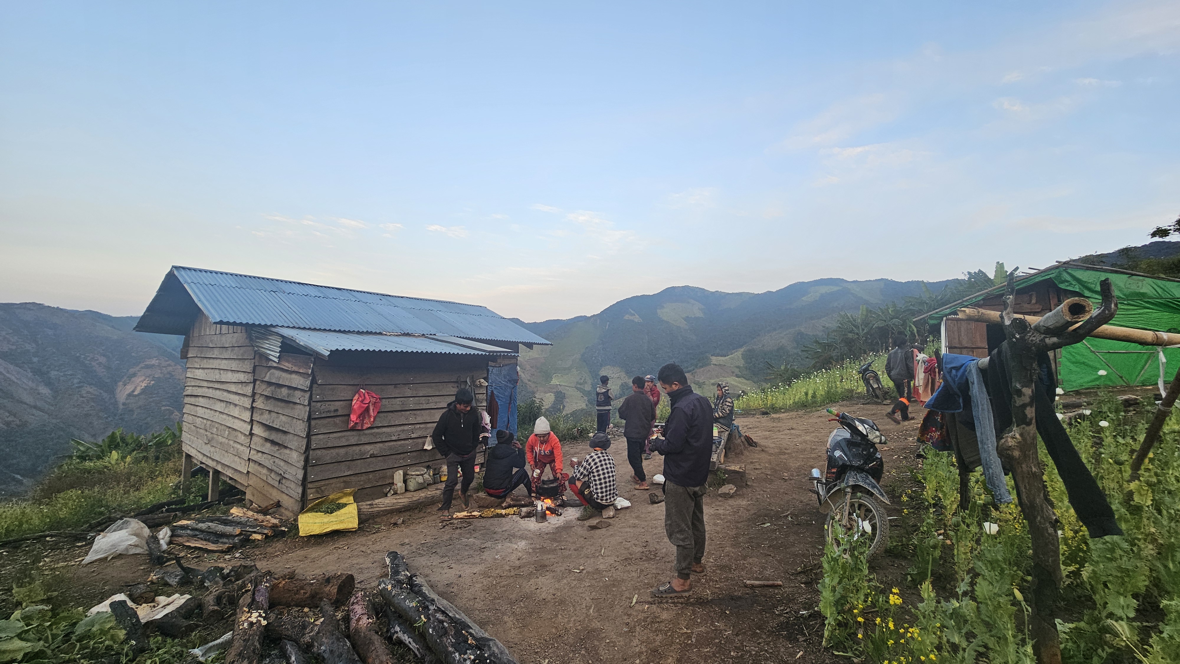 ချင်းပြည်နယ်မြောက်ပိုင်း တွန်းဇံမြို့နယ်ရှိ ဘိန်းစိုက်ခင်းနှင့် ဘိန်းစိုက်တောင်သူအချို့အား ၂၀၂၄ ခုနှစ်၊ ဒီဇင်ဘာလအတွင်း တွေ့ရစဉ်။ (Photo: RFA)