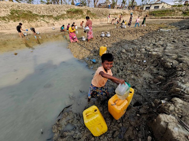 တစ်နာရီအတွင်း ရေအလုအယက်ခပ်နေရတဲ့ ရသေ့တောင်မြို့ တစ်နာရီအတွင်း ရေအလုအယက်ခပ်နေရတဲ့ ရသေ့တောင်မြို့