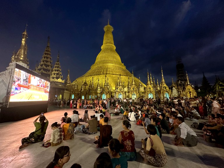 ရန်ကုန်မြို့ ရွှေတိဂုံစေတီတော်တွင် မသိုးသင်္ဃန်းကပ်လှူပူဇော်ပွဲ ကျင်းပနေသည်ကို ၂၀၂၄ ခုနှစ် နိုဝင်ဘာလ ၁၄ ရက်နေ့က တွေ့ရစဉ်။ (Photo: RFA)