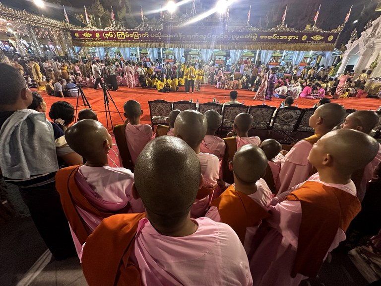 ရန်ကုန်မြို့ ရွှေတိဂုံစေတီတော်တွင် မသိုးသင်္ဃန်းကပ်လှူပူဇော်ပွဲ ကျင်းပနေသည်ကို ၂၀၂၄ ခုနှစ် နိုဝင်ဘာလ ၁၄ ရက်နေ့က တွေ့ရစဉ်။ (Photo: RFA)