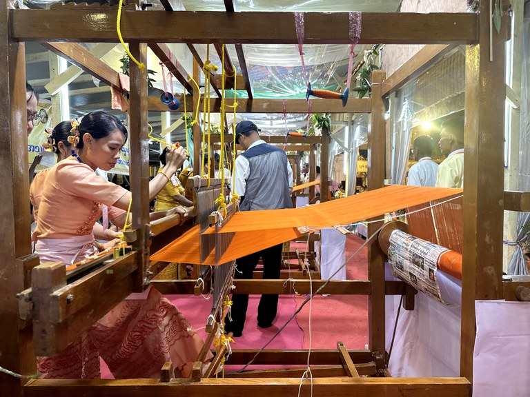 ရန်ကုန်မြို့ ရွှေတိဂုံစေတီတော်တွင် မသိုးသင်္ဃန်းရက်လုပ်ပူဇော်နေသည်ကို ၂၀၂၄ ခုနှစ် နိုဝင်ဘာလ ၁၄ ရက်နေ့က တွေ့ရစဉ်။ (Photo: RFA)
