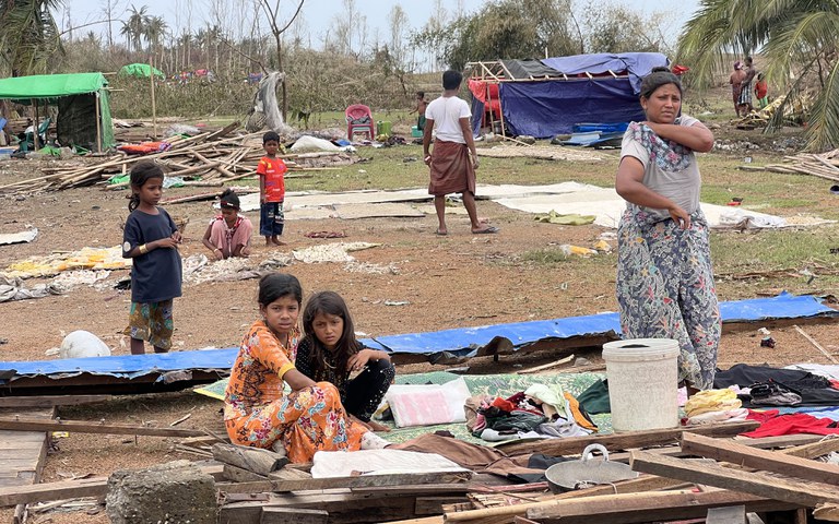 မိုခါ ဆိုင်ကလုန်းမုန်တိုင်းကြောင့် ထိခိုက်ပျက်စီးခဲ့သည့် ရခိုင်ပြည်နယ် စစ်တွေမြို့နယ် ဗေဒါရွာကို ၂၀၂၃ ခုနှစ် မေလ ၁၆ ရက်နေ့က တွေ့ရစဉ်။ (Photo: RFA)