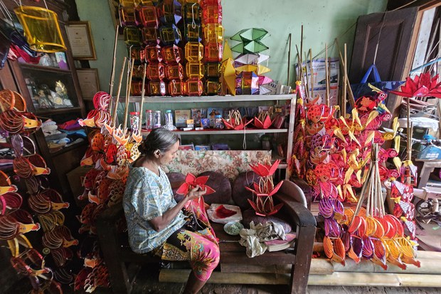 ရိုးရာမပျက် ဆက်လက်လုပ်ကိုင်နေကြတဲ့ မီးပုံးလုပ်ငန်း ရိုးရာမပျက် ဆက်လက်လုပ်ကိုင်နေကြတဲ့ မီးပုံးလုပ်ငန်း
