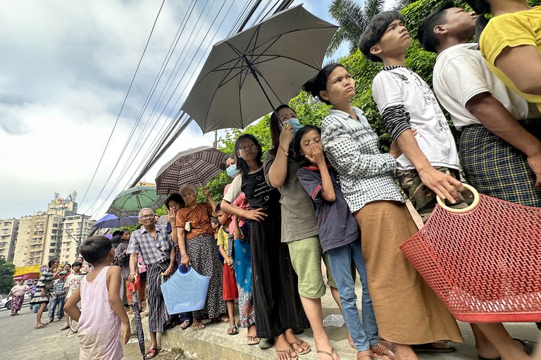 အောင်သမာဓိရွှေဆိုင်ကဝေတဲ့ အစားအသောက်တွေရဖို့ ရန်ကုန်တိုင်း၊ ဗဟန်းမြို့နယ် ရွှေဂုံတိုင်လမ်းမကြီးပေါ်မှာ စီတန်းစောင့်ဆိုင်းနေကြသူတွေကို ၂၀၂၃ စက်တင်ဘာ ၂၄ ရက်နေ့က တွေ့ရစဉ်။ (Photo: RFA)