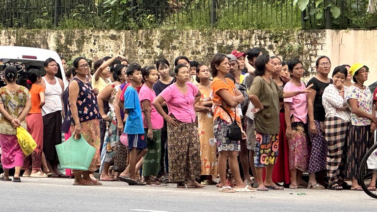 အောင်သမာဓိရွှေဆိုင်ကဝေတဲ့ အစားအသောက်တွေရဖို့ ရန်ကုန်တိုင်း၊ ဗဟန်းမြို့နယ် ရွှေဂုံတိုင်လမ်းမကြီးပေါ်မှာ စီတန်းစောင့်ဆိုင်းနေကြသူတွေကို ၂၀၂၃ စက်တင်ဘာ ၂၄ ရက်နေ့က တွေ့ရစဉ်။ (Photo: RFA)