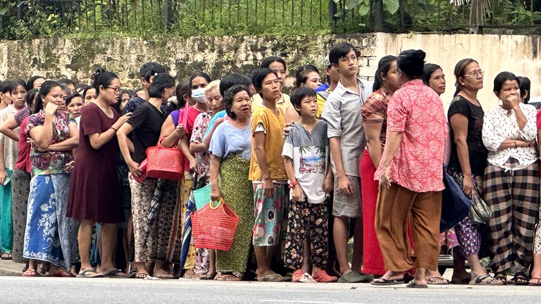 အောင်သမာဓိရွှေဆိုင်ကဝေတဲ့ အစားအသောက်တွေရဖို့ ရန်ကုန်တိုင်း၊ ဗဟန်းမြို့နယ် ရွှေဂုံတိုင်လမ်းမကြီးပေါ်မှာ စီတန်းစောင့်ဆိုင်းနေကြသူတွေကို ၂၀၂၃ စက်တင်ဘာ ၂၄ ရက်နေ့က တွေ့ရစဉ်။ (Photo: RFA)