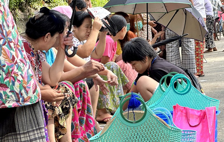 အောင်သမာဓိရွှေဆိုင်ကဝေတဲ့ အစားအသောက်တွေရဖို့ ရန်ကုန်တိုင်း၊ ဗဟန်းမြို့နယ် ရွှေဂုံတိုင်လမ်းမကြီးပေါ်မှာ စီတန်းစောင့်ဆိုင်းနေကြသူတွေကို ၂၀၂၃ စက်တင်ဘာ ၂၄ ရက်နေ့က တွေ့ရစဉ်။ (Photo: RFA)