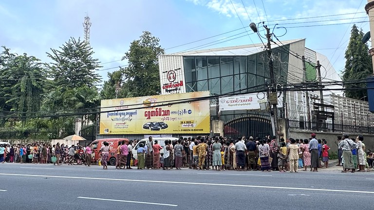 အောင်သမာဓိရွှေဆိုင်ကဝေတဲ့ အစားအသောက်တွေရဖို့ ရန်ကုန်တိုင်း၊ ဗဟန်းမြို့နယ် ရွှေဂုံတိုင်လမ်းမကြီးပေါ်မှာ စီတန်းစောင့်ဆိုင်းနေကြသူတွေကို ၂၀၂၃ စက်တင်ဘာ ၂၄ ရက်နေ့က တွေ့ရစဉ်။ (Photo: RFA)