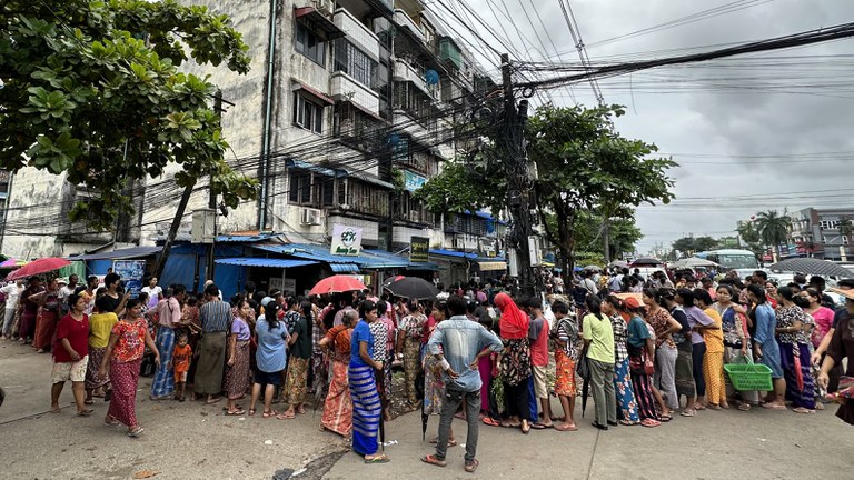 ၂၀၂၃ ခုနှစ် သြဂုတ်လ ၂၇ ရက်နေ့က ရန်ကုန်တိုင်း သင်္ဃန်းကျွန်းမြို့နယ် လေးထောင့်ကန်လမ်းမပေါ်မှာ ဆန်နဲ့ ကြက်ဥ ဈေးလျှော့ရောင်းတာကို လာရောက်ဝယ်ယူသူများကို တွေ့ရစဉ်။