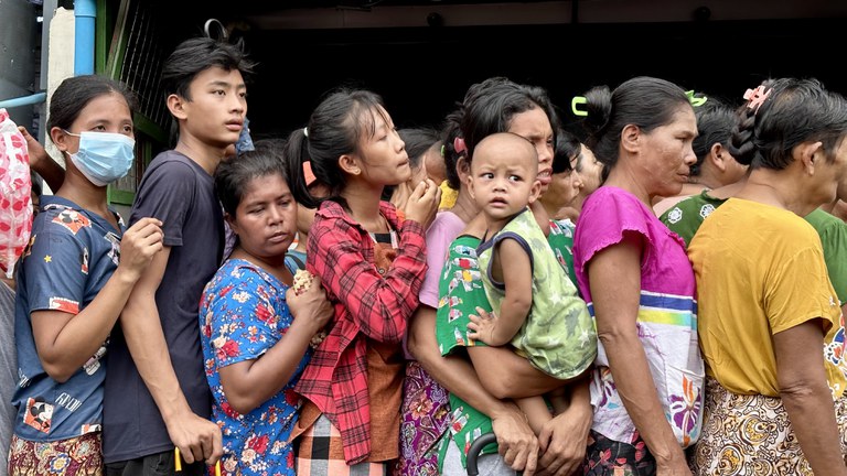 ၂၀၂၃ ခုနှစ် သြဂုတ် ၂၇ ရက်နေ့က ရန်ကုန်တိုင်း သင်္ဃန်းကျွန်းမြို့နယ် လေးထောင့်ကန်လမ်းမပေါ်မှာ ဆန်နဲ့ ကြက်ဥ ဈေးလျှော့ရောင်းတာကို လာရောက်ဝယ်ယူသူများကို တွေ့ရစဉ်။