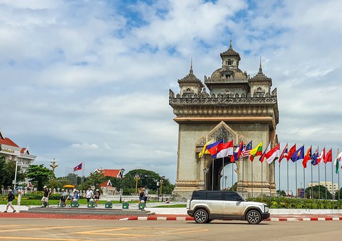 ດ້ານໜ້າ ອານຸສາວະຣີ ຫຼື (ປະຕູໄຊ) ໃນນະຄອນຫຼວງວຽງຈັນ ຖືເປັນສະຖານທີ່ ທີ່ນັກທ່ອງທ່ຽວ ມັກມາແວ່ຢາມ ເມື່ອມາທ່ຽວ ປະເທດລາວ. (TS) ເດືອນຕຸລາ 2024
