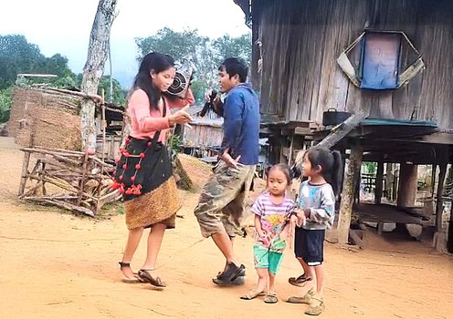 ຄອບຄົວ ທ້າວ ສົມຮັກ ແລະ ນາງ ວັນນາ