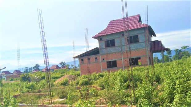 ຜູ້ປະສົບພັຍ ເຂື່ອນແຕກ ກັງວົນໄດ້ເຮືອນ ທີ່ສ້າງບໍ່ສົມບູນ ຜູ້ປະສົບພັຍ ເຂື່ອນແຕກ ກັງວົນໄດ້ເຮືອນ ທີ່ສ້າງບໍ່ສົມບູນ