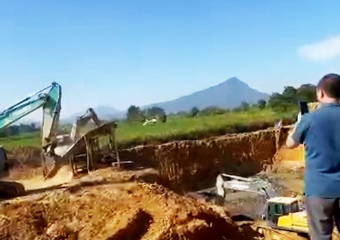 ຮູບພາບປະກອບ: ການຂຸດຄົ້ນ ແຮ່ຄຳຕົກຂ້ອນ ຂອງບໍລິສັດຈີນ ຢູ່ນະຄອນຫຼວງວຽງຈັນ. ເດືອນພະຈິກ ປີ 2024.