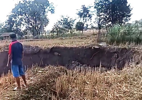 ຮູບພາບດິນຍຸບ ກາງທົ່ງນາ ຂອງຊາວບ້ານ ຢູ່ເມືອງທ່າແຂກ ແຂວງຄຳມ່ວນ. ເດືອນທັນວາ ປີ 2024.