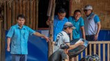 ຍ້ອນບໍ່ຂຶ້ນເງິນເດືອນ ລັດຖະກອນລາວ ເລີຍແຫ່ອອກການ ຫຼາຍຂຶ້ນ