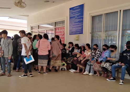 ຊາວລາວ, ຄົນງານລາວ ພວມລຽນແຖວ ຂໍຕໍ່ອາຍຸ ແລະ ຂໍເຮັດ ພາສປອດ ທີ່ຫ້ອງການກົງສູນ, ພະແນກການຕ່າງປະເທດ ແຂວງສະຫວັນນະເຂດ. (TS) ເດືອນເມສາ 2023