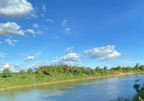 ໂຕຢ່າງສະພາບແຄມນ້ຳງື່ມ ເຂດບ້ານແຫ່ງໜຶ່ງ ໃນນະຄອນຫຼວງວຽງຈັນ. ເດືອນພະຈິກ ປີ 2021