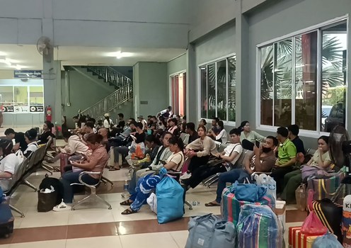 ໂຕຢ່າງ: ຄົນງານລາວ ພວມລໍຖ້າຂຶ້ນລົດເມ ທີ່ຄິວລົດເມສາຍໃຕ້ ເພື່ອກັບພູມລຳເນົາ. (TS) ເດືອນເມສາ 2024