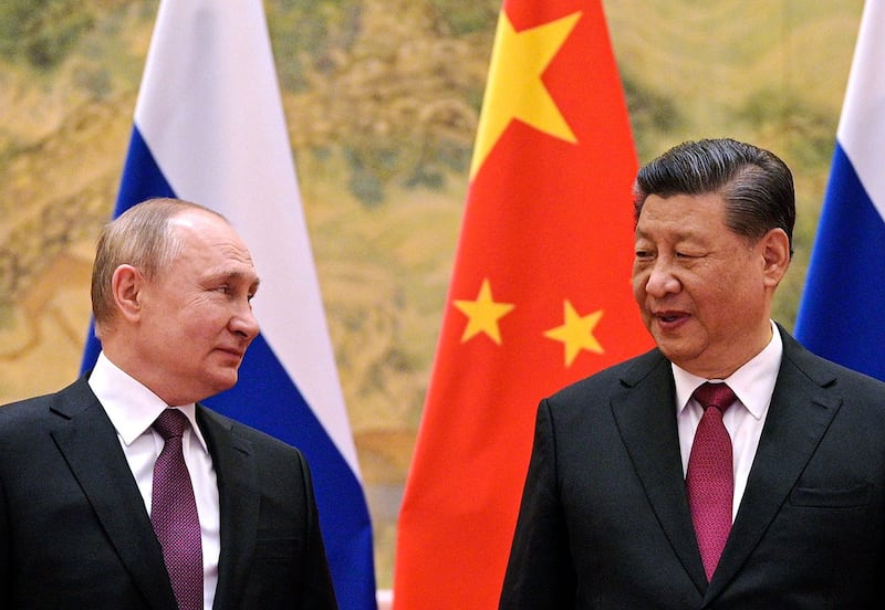 2022 年 2 月 4 日,中国国家主席习近平和俄罗斯总统普京在北京会晤期间交谈。(美联社)
