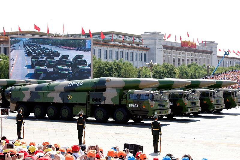 图为中国军方的军用车辆携带DF-26弹道导弹于2015年9月3日参加了在北京天安门广场举行的阅兵仪式。(美联社)