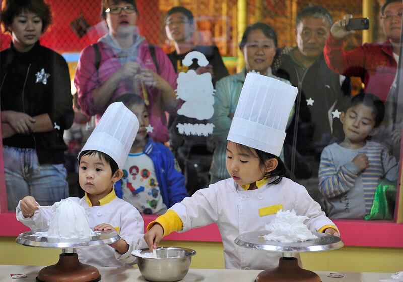 辽宁省沈阳市青少年娱乐中心,孩子们在烹饪课上做蛋糕。(路透社)