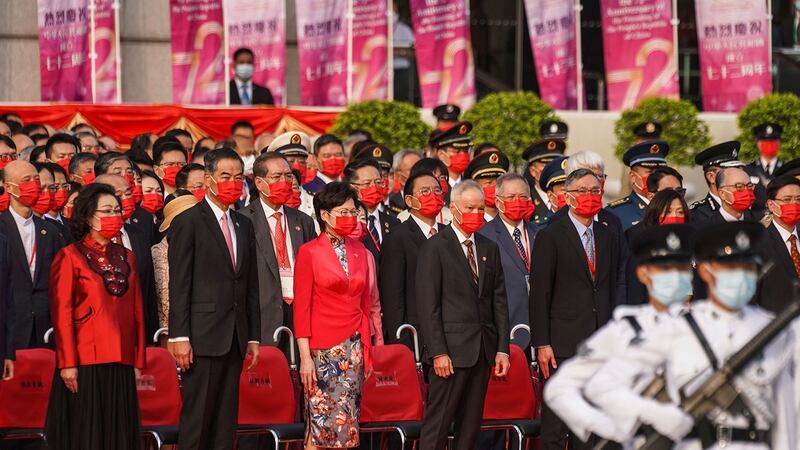 行政长官林郑月娥及一众官员,出席湾仔金紫荆广场的升旗仪式。(路透社)