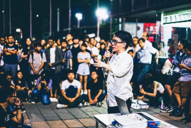 南台湾台南成功大学6月12号晚间举办声援香港反送中晚会,成大教授梁文韬进行短讲(立者)。(摘自成大学生会脸书)