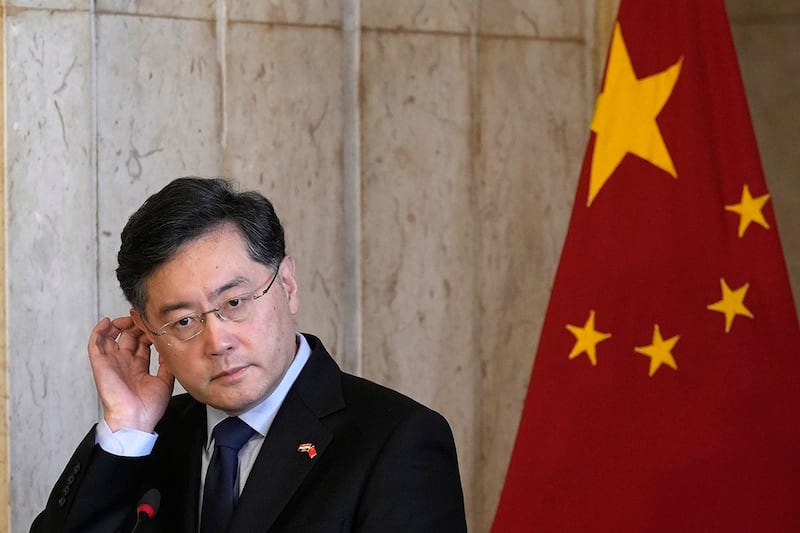 秦刚已先后被解除中国外交部长与国务委员职务 (美联社图片)