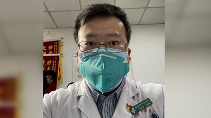 三十四岁的李文亮来自辽宁,是武汉市一家医院的眼科医生。(图源:财新网)