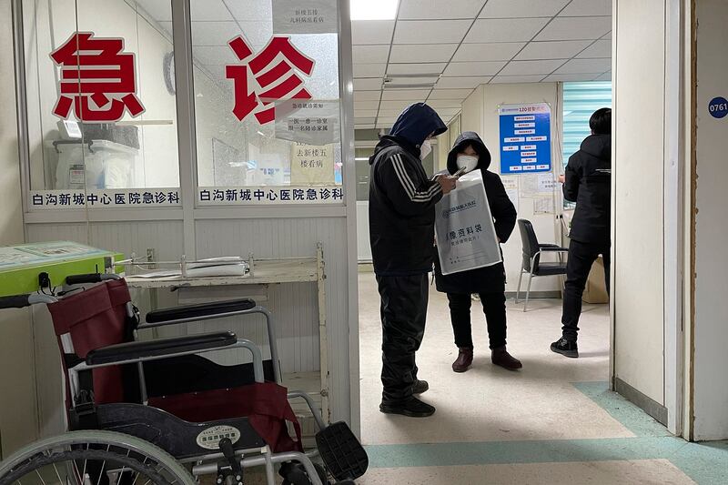 患者2022年12月22日在河北白沟新城中心医院等待急诊(美联社)