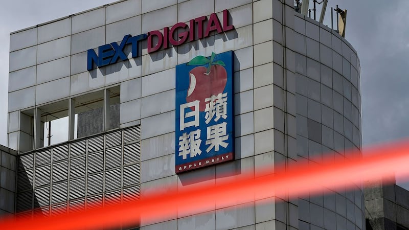 资料图片:2021 年 6 月 17 日,警方在《苹果日报》香港总部外拉起了警戒线。 (美联社)