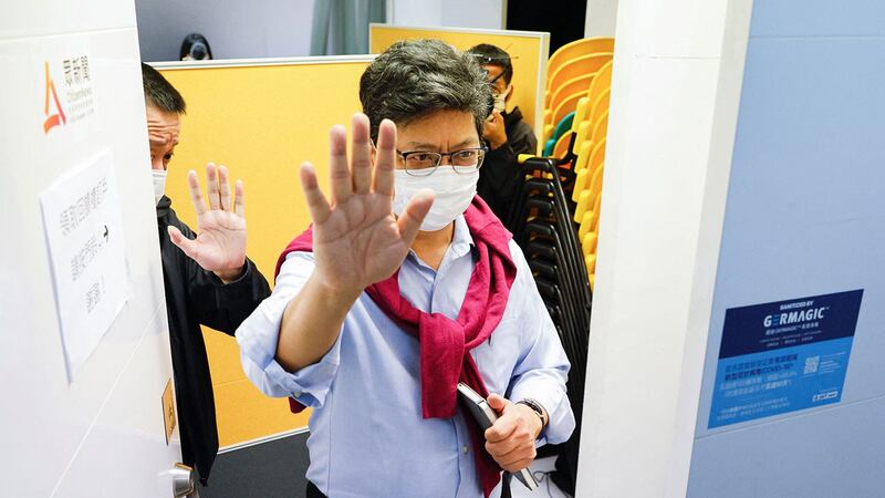 2022 年 1 月 3 日,《众新闻》主笔杨健兴在办公室举行停运新闻发布会后,向媒体挥手致意。 (路透社)